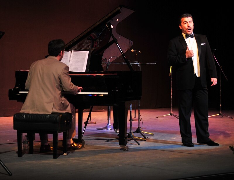 Cantante de ópera actúa en un escenario
