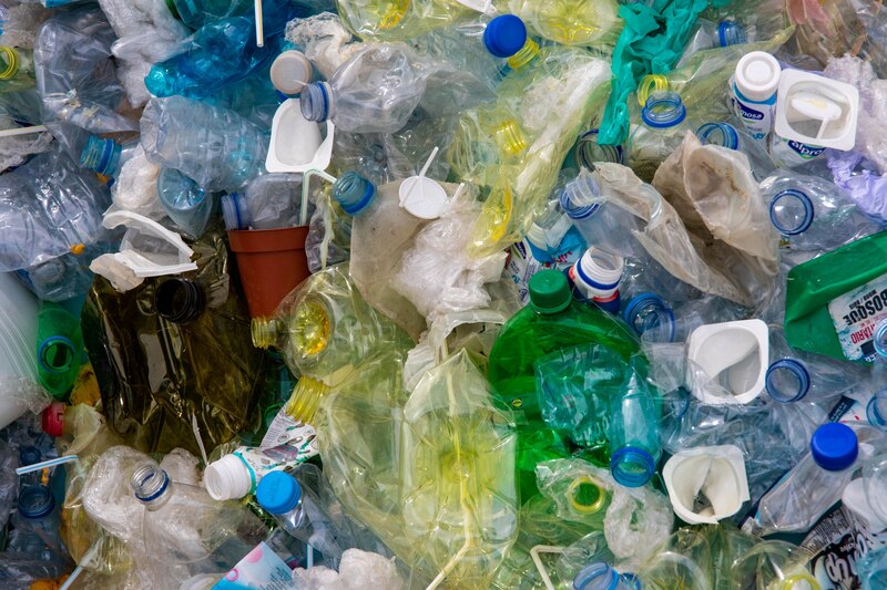 Una montaña de botellas de plástico reciclables