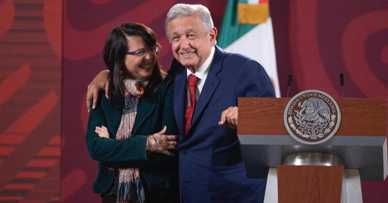 "El presidente López Obrador y la secretaria de Educación, Delfina Gómez, durante una conferencia de prensa"