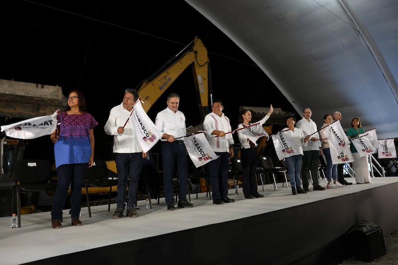 Autoridades y funcionarios en el evento de inicio de la construcción de viviendas en Huimanguillo, Tabasco