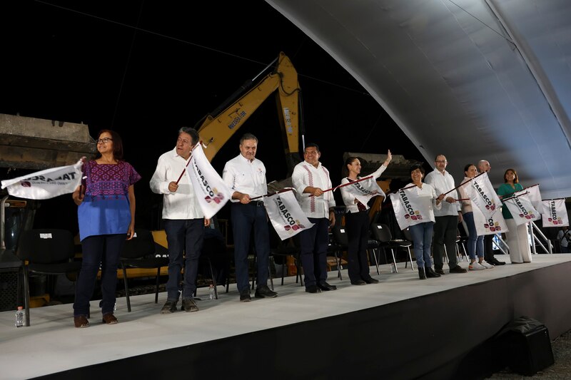 Autoridades y funcionarios en el evento de inicio de la construcción de viviendas en Huimanguillo, Tabasco