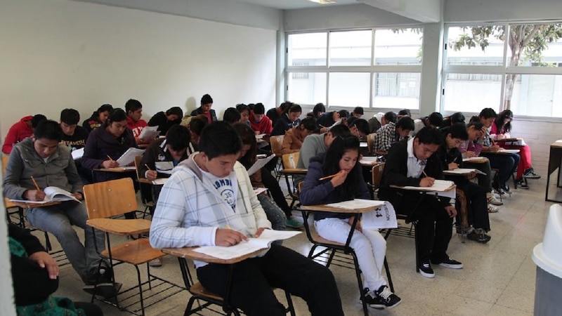 Estudiantes tomando un examen en un aula