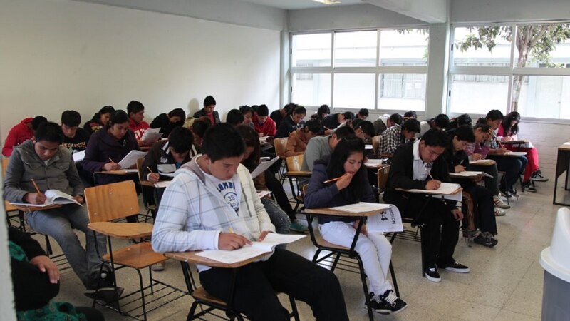 Estudiantes tomando un examen en un aula