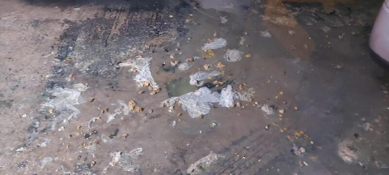 Suelo sucio con comida y basura