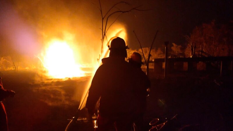 Bombero luchando contra un incendio forestal