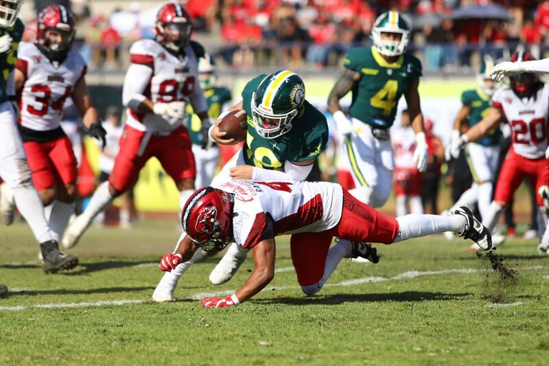 Jugador de fútbol americano siendo tackleado