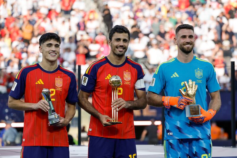 Pau Cubarsí, Rodri Hernández y Unai Simón