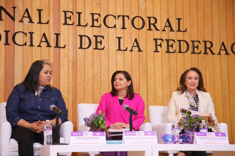 Tres mujeres en un panel de discusión
