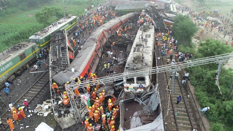 Accidente de tren en la India deja al menos 100 muertos