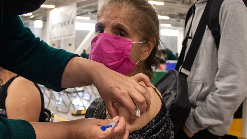 Mujer recibe la vacuna contra el COVID-19