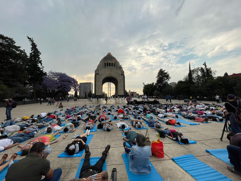 Meditación masiva en el Monumento a la Revolución