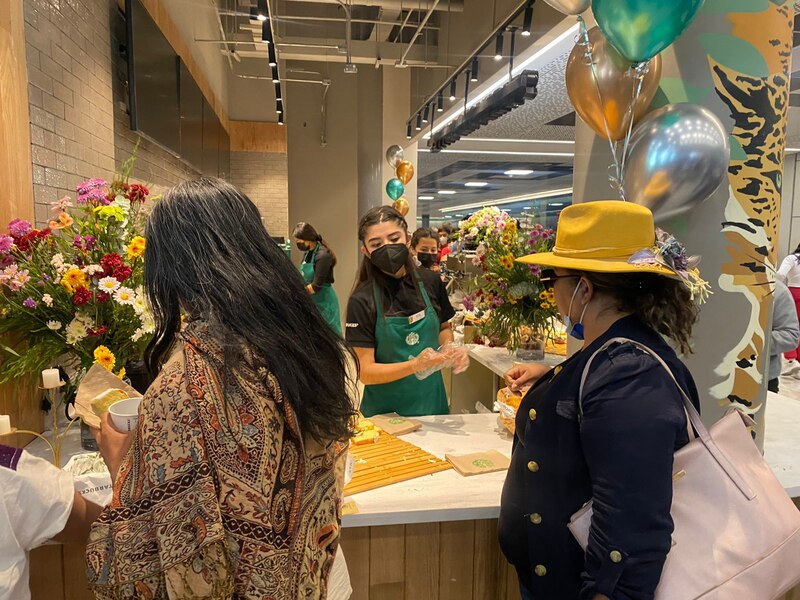 Nueva sucursal de Starbucks abre sus puertas en el centro de la ciudad