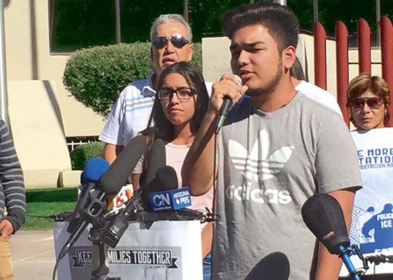 Jóvenes inmigrantes protestan contra la deportación de sus padres