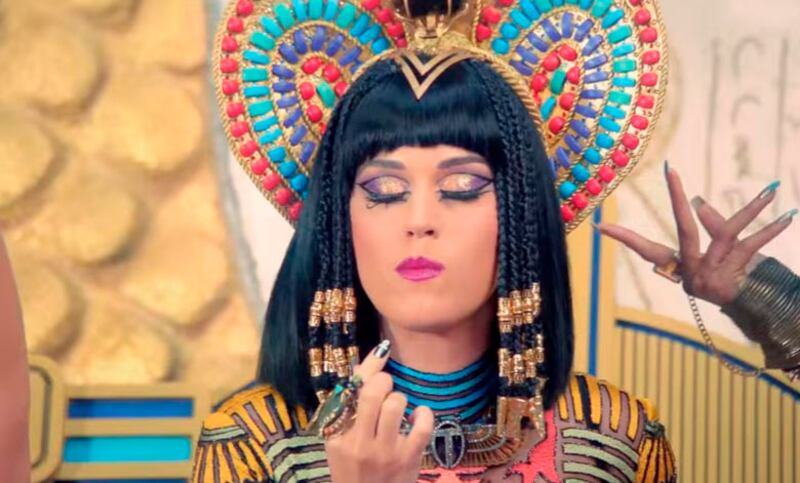 Katy Perry se transforma en Cleopatra en su nuevo video musical