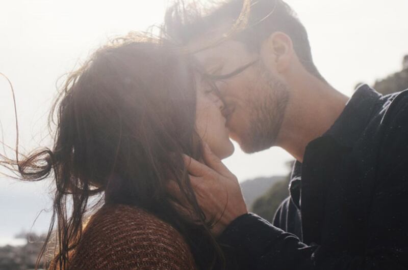 Pareja besándose apasionadamente