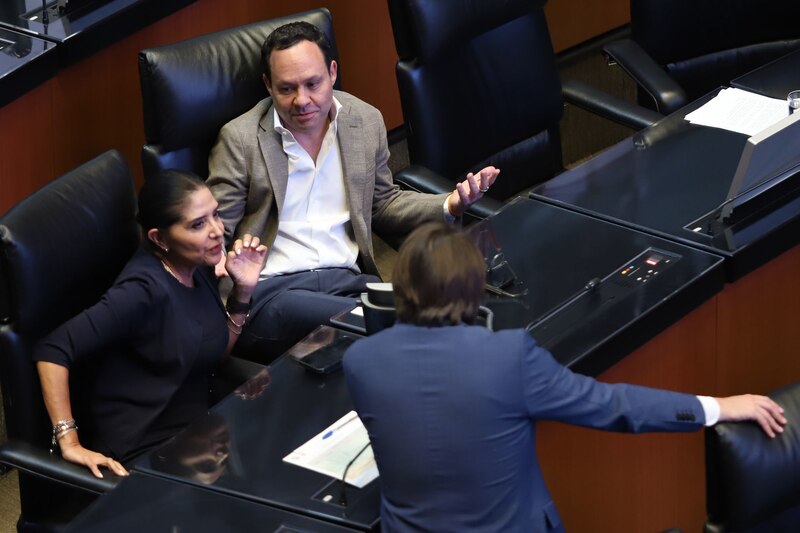 La bancada de Movimiento Ciudadano, encabezada por los senadores Clemente Castañeda y Alejandra Barrales, durante la sesión de este día en la Cámara Alta.