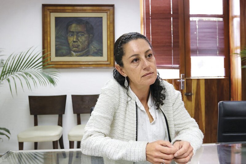 La ministra de Educación, Marilú Martens, durante una entrevista.