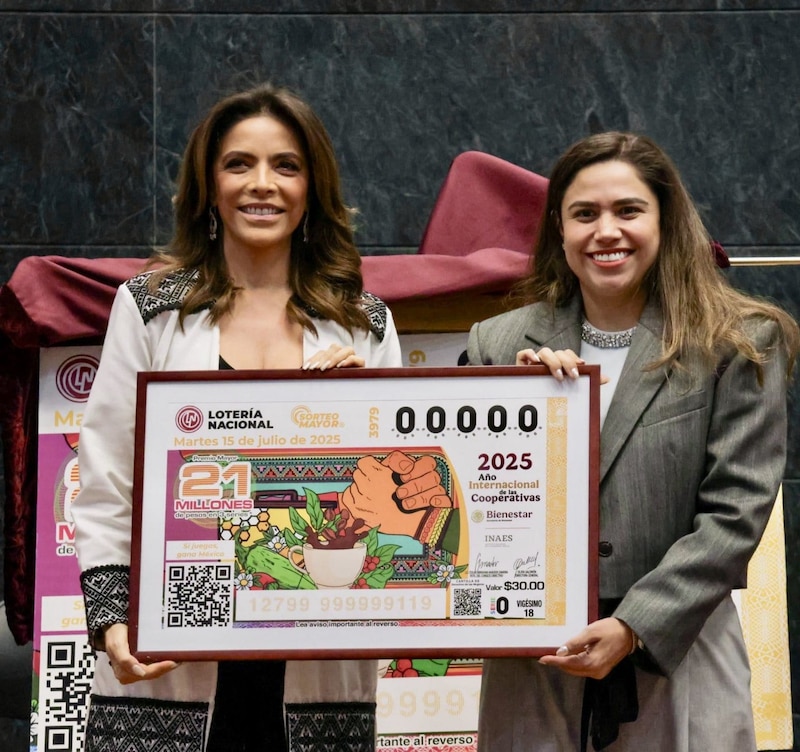 Autoridades presentan el billete del Sorteo Mayor 3979 que reconoce la labor de las cooperativas en México