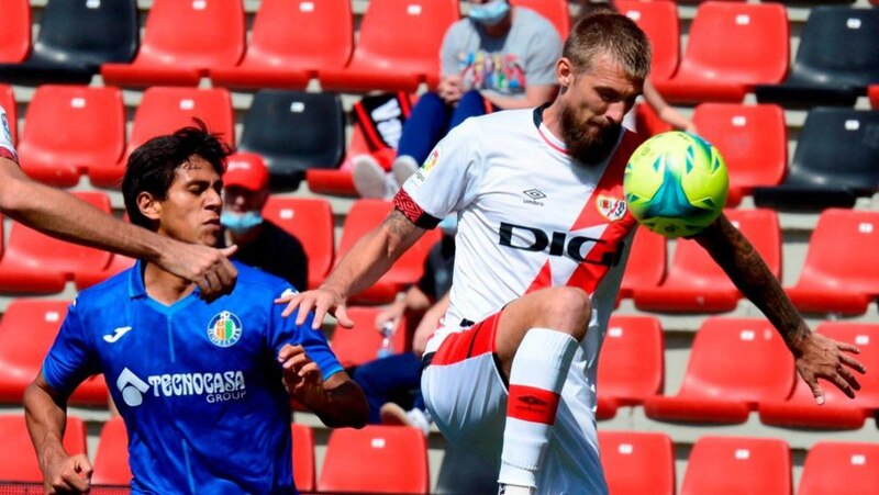 El jugador del RCD Mallorca, Salva Sevilla, controla el balón ante la presión del jugador del CD Leganés, Unai Bustinza