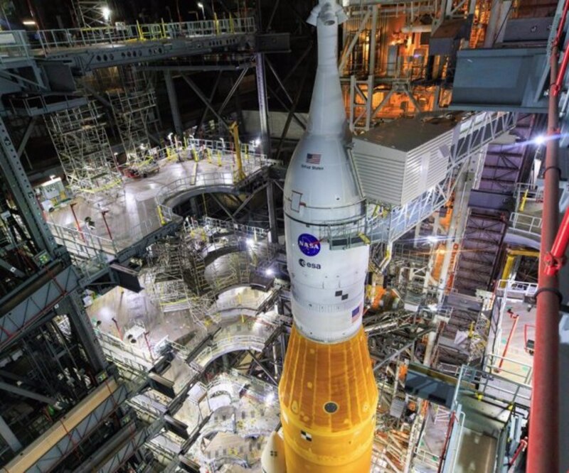 Cohete de la NASA en la plataforma de lanzamiento