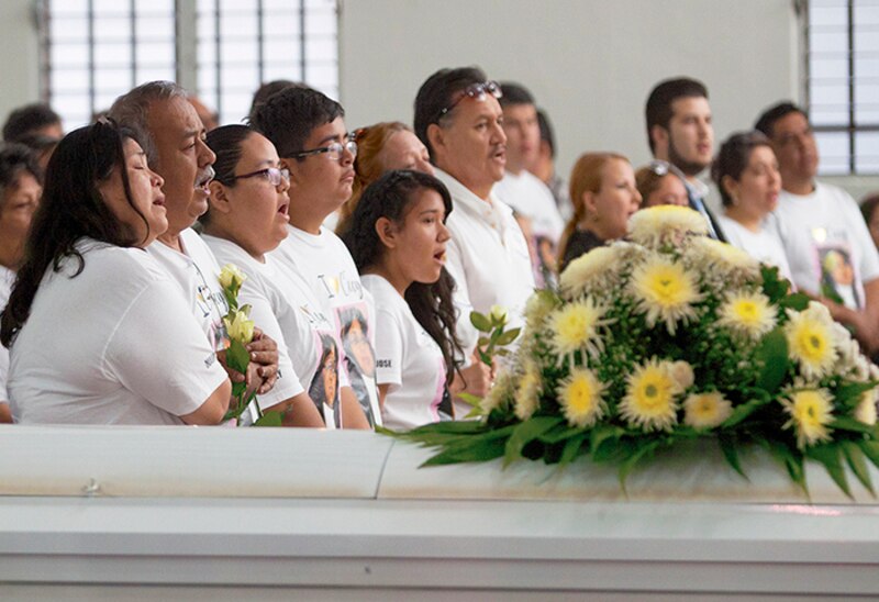 Un grupo de personas está de luto en un funeral