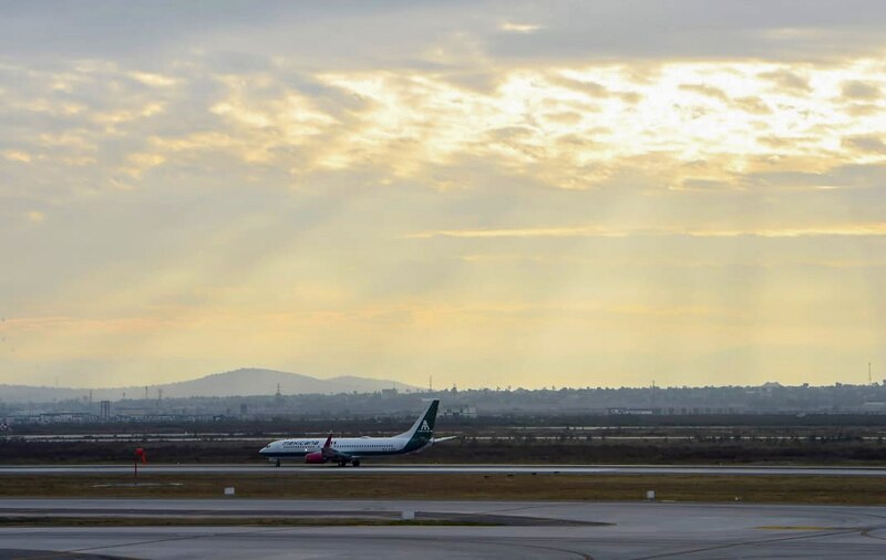 Un avión de Mexicana en la pista