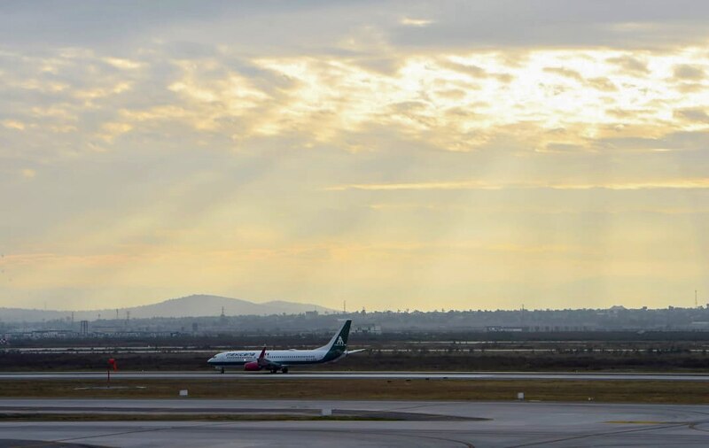 Un avión de Mexicana en la pista