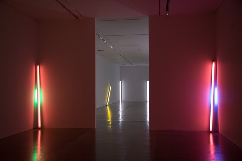 Iluminación fluorescente en una galería de arte