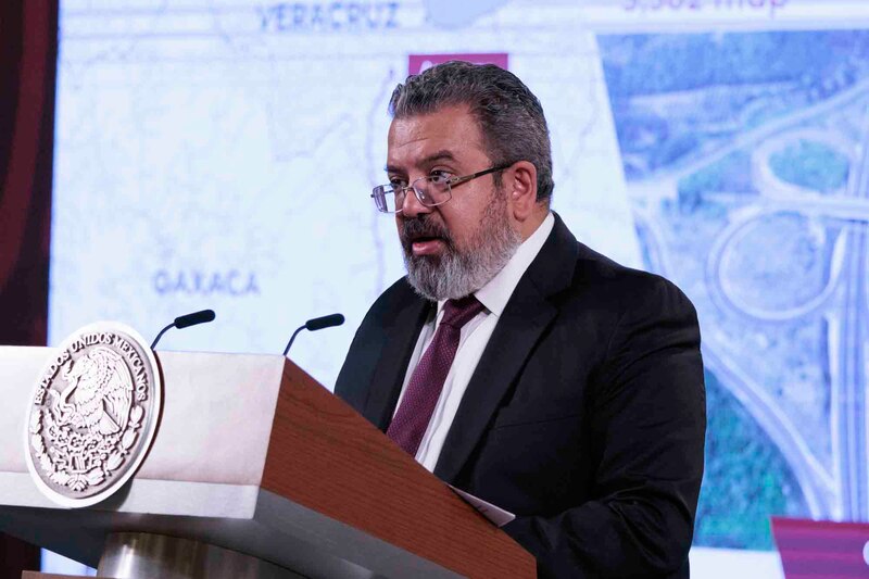El presidente Andrés Manuel López Obrador da un discurso en una conferencia de prensa.