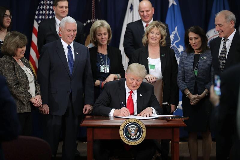 El presidente Trump firma una orden ejecutiva