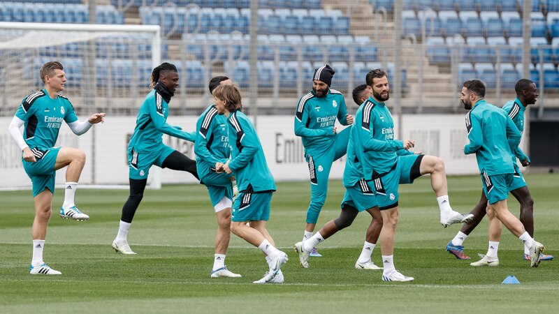Jugadores del Real Madrid calientan antes de un partido