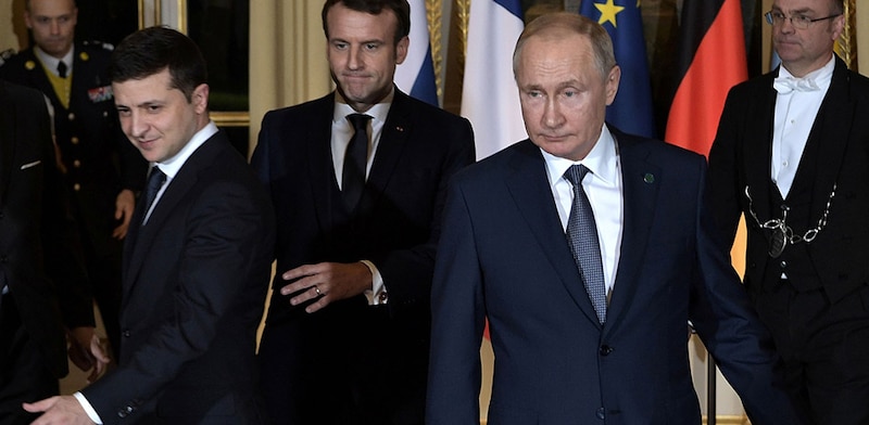 Putin, Macron y Poroshenko caminan juntos en una recepción oficial