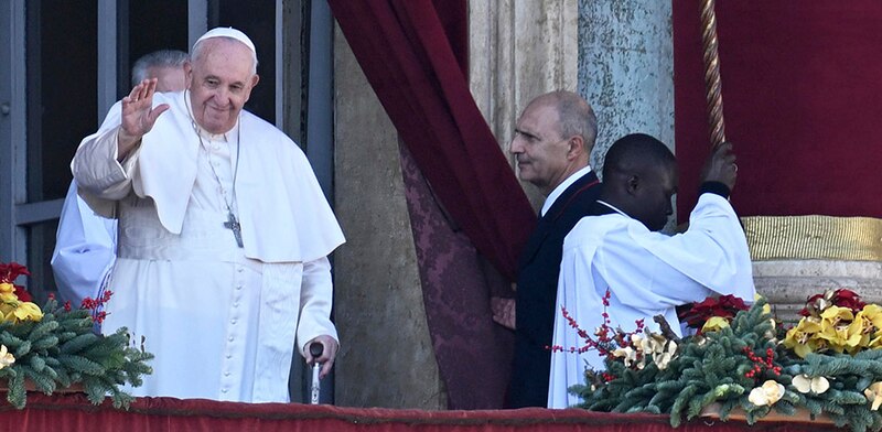 El Papa Francisco saluda a la multitud desde el balcón de la Plaza de San Pedro