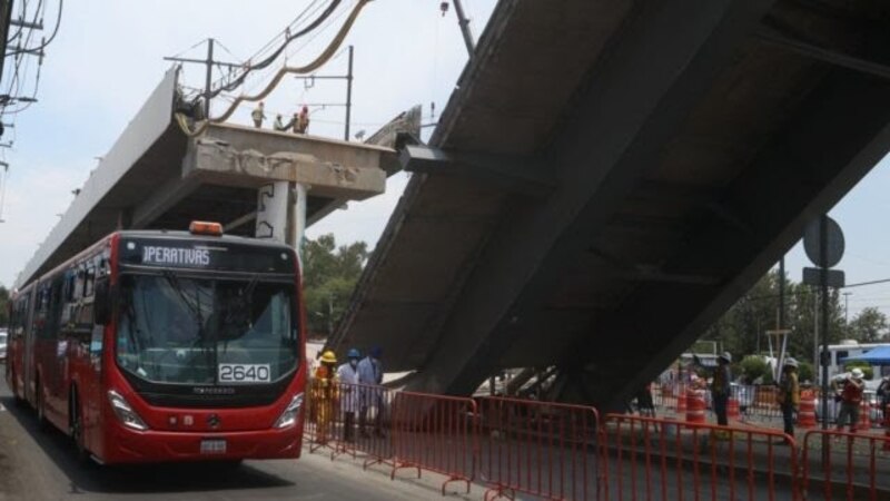 Autobús choca contra puente en México
