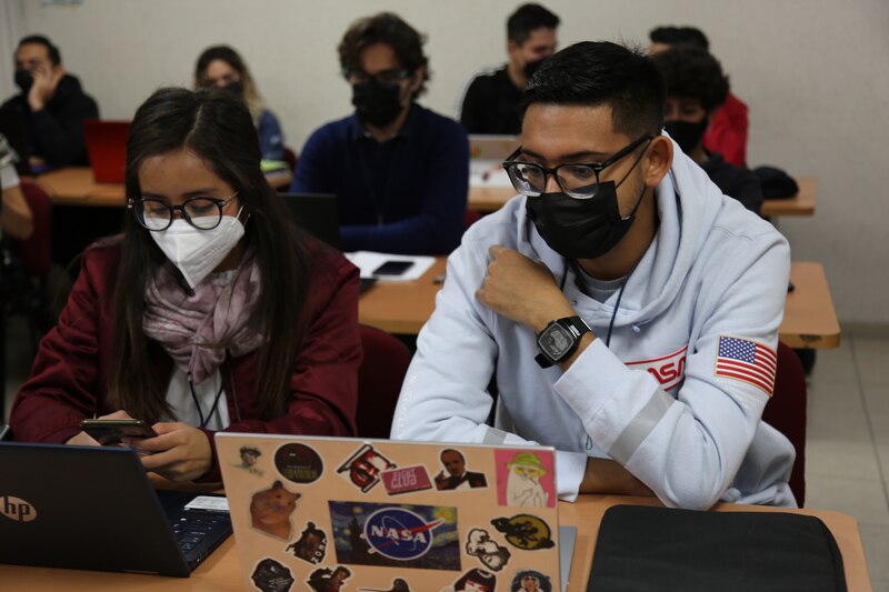 Estudiantes universitarios con mascarillas en clase