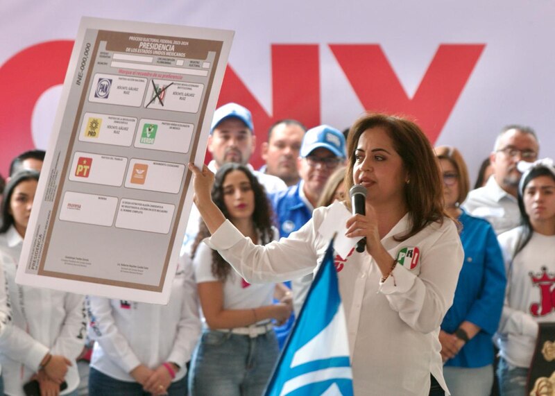 Title: Candidata del PRI durante un mitin