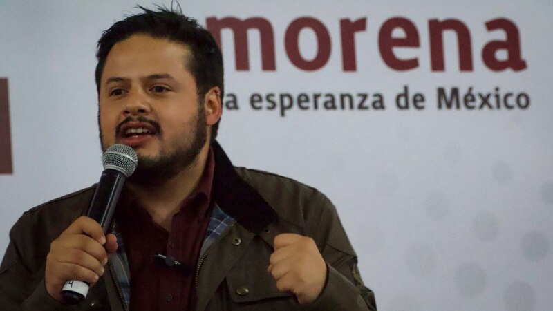 El político mexicano Gerardo Fernández Noroña da un discurso ante un micrófono.