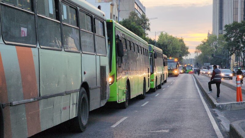 Autobuses urbanos en la ciudad
