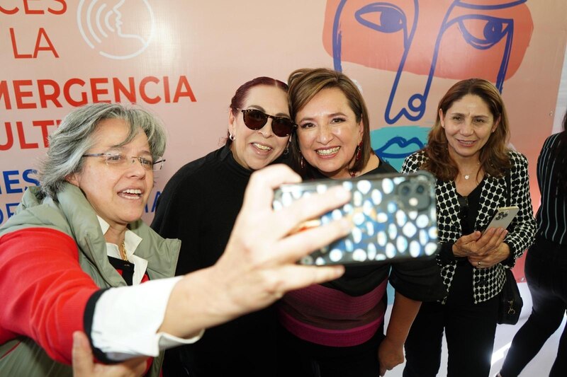 Mujeres políticas se toman una selfie