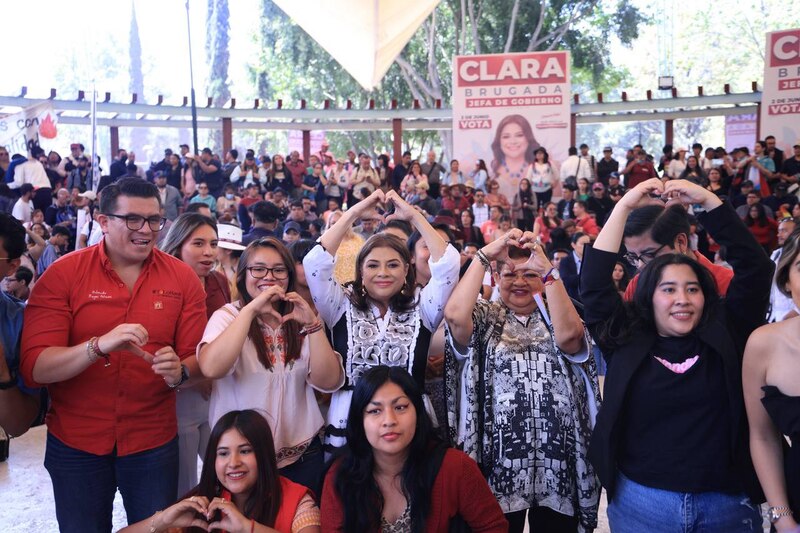 Clara Brugada, candidata de Morena a la alcaldía de Iztapalapa, saluda a sus simpatizantes.