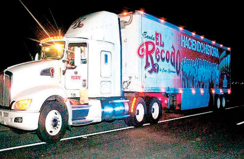 Un camión de la Banda El Recodo
