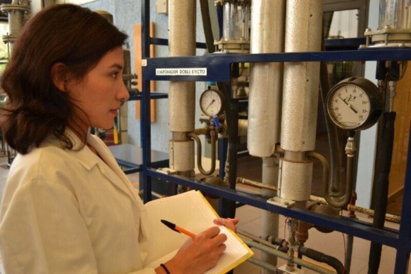 Mujer científica en el laboratorio