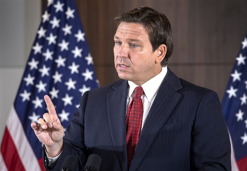 El gobernador de Florida, Ron DeSantis, da un discurso.