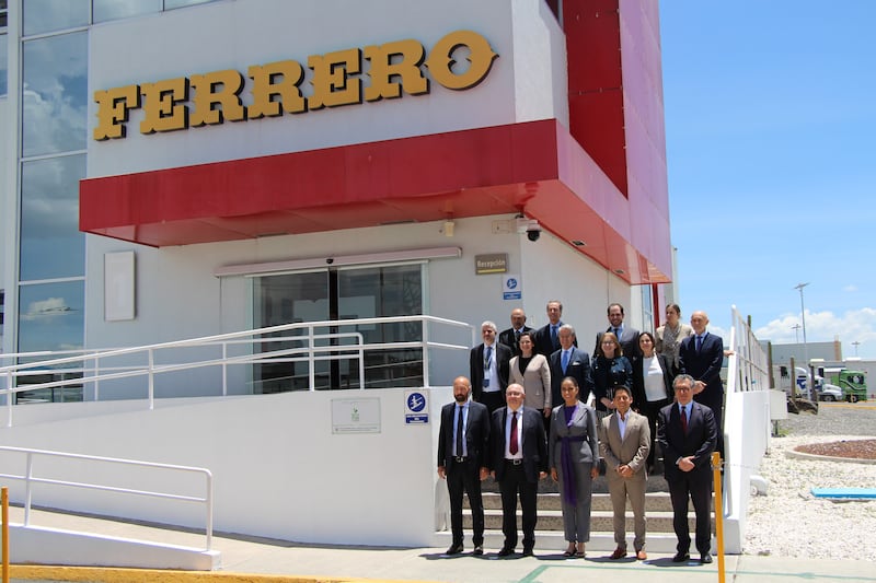 La Gobernadora Constitucional del Estado de Guanajuato, Libia Dennise García Muñoz Ledo, el Excelentísimo Embajador de Italia en México, Alessandro Modiano en conjunto con Paolo Cornero, CEO y Presidente de Ferrero México y Centroamérica