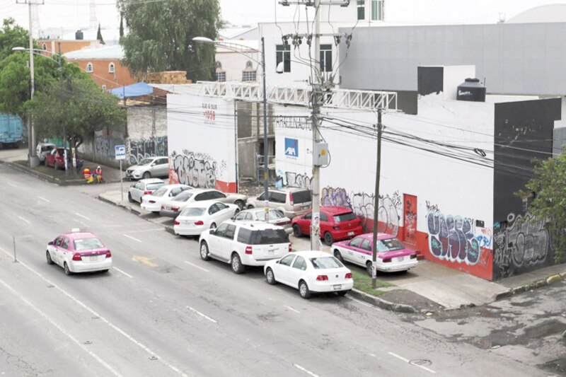 Autos estacionados en la calle