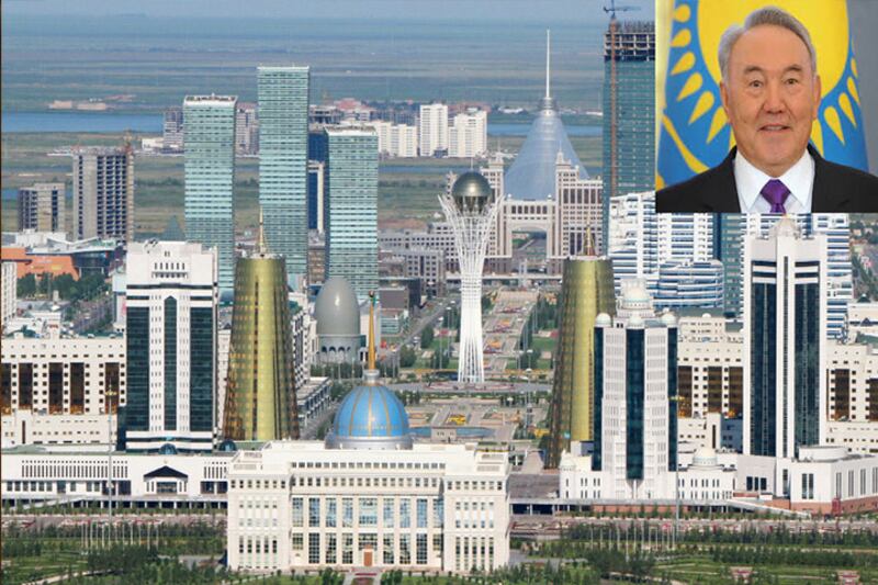 El presidente de Kazajistán, Nursultan Nazarbayev, observa la construcción de la nueva capital, Nursultán.