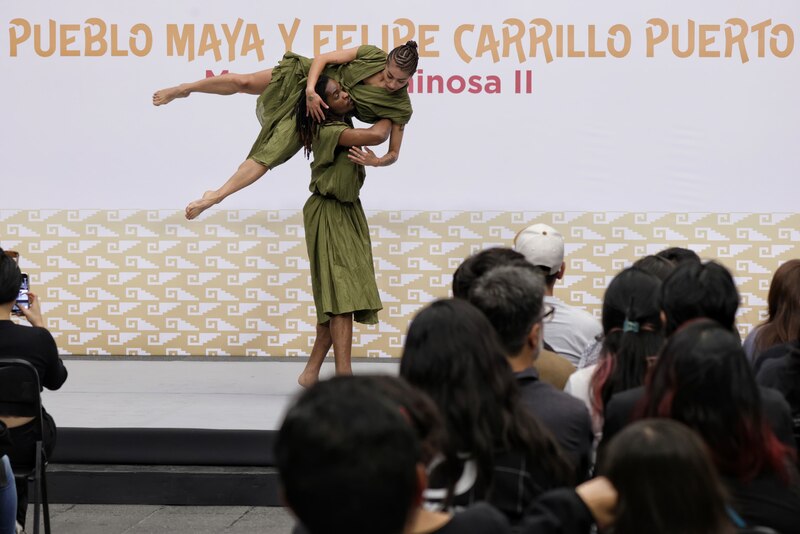 Pareja de bailarines mayas realiza una danza tradicional en el zócalo de la Ciudad de México.