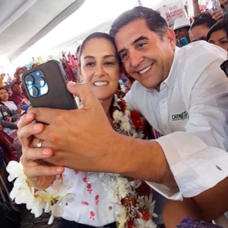 Candidata a gobernadora de Quintana Roo, Mara Lezama, se toma una selfie con un simpatizante.