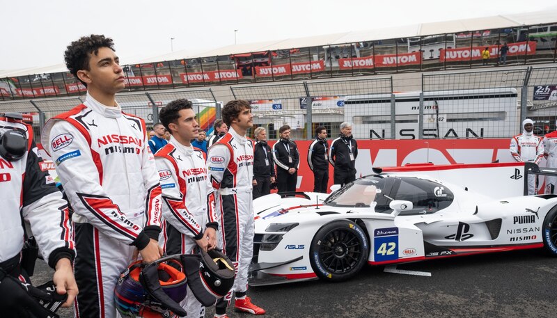 Los pilotos de Nissan celebran la victoria en Le Mans