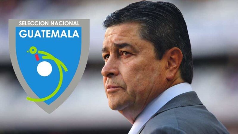El entrenador de la selección de fútbol de Guatemala, Amarini Villatoro, durante un partido de fútbol.